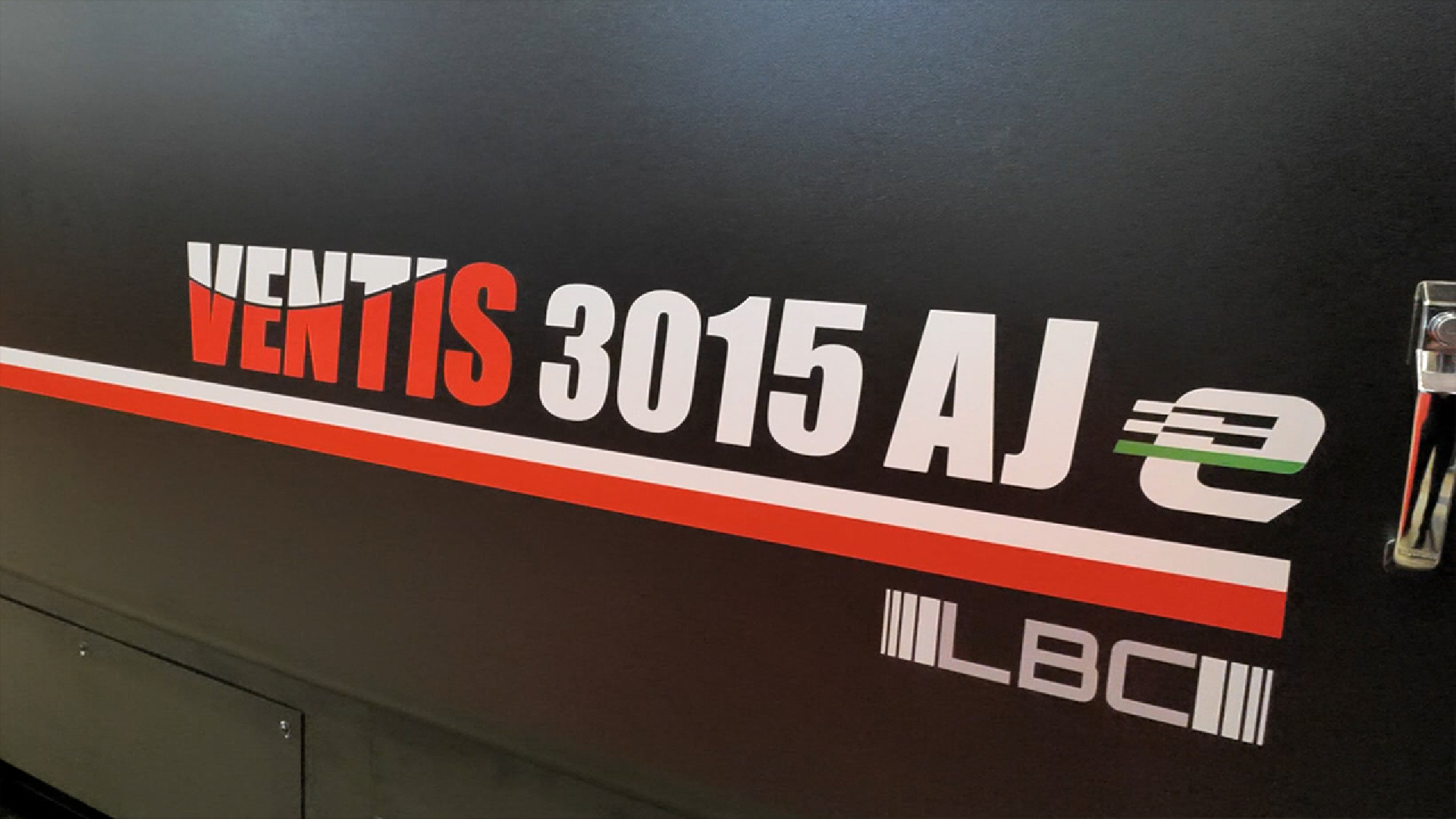 Amada apresenta laser VENTIS 3015 AJ com torre de alimentação automática em evento no Reino Unido