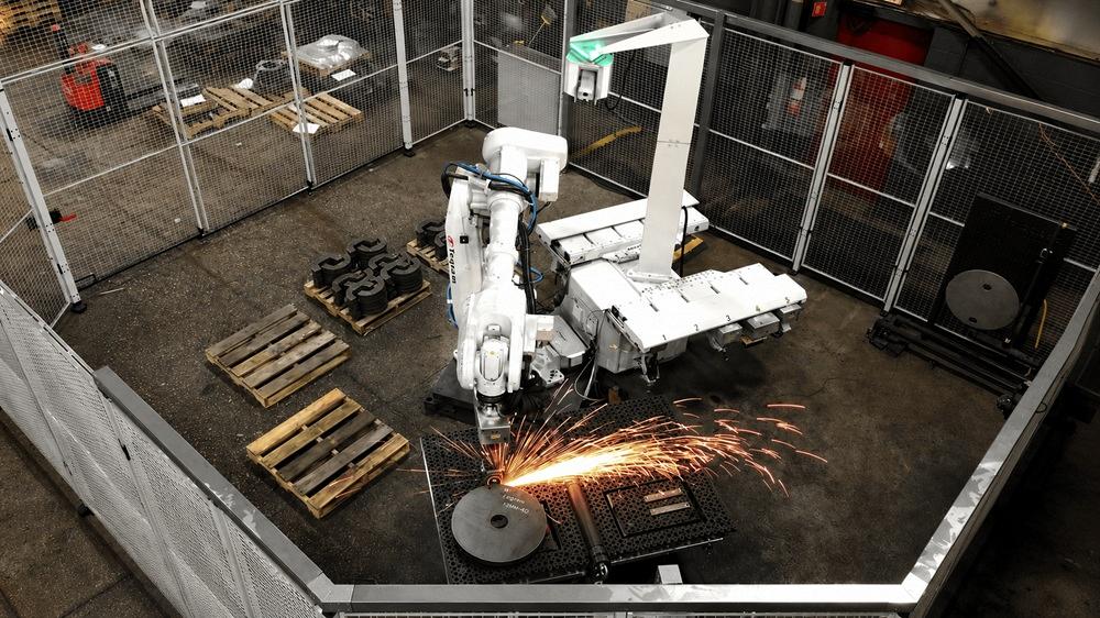 Accurate Metal Products automatiza remoção de escória com robôs
